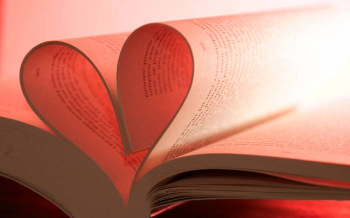 Широкоформатные обои Книжная любовь, Сердце из страниц книги