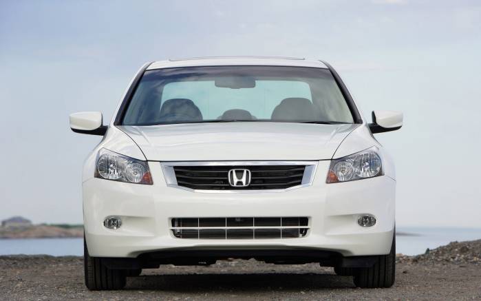 Широкоформатные обои Белая Honda Accord 2008, Вид спереди Хонда Аккорд (Honda Accord 2008)